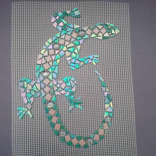 Salamandre en mosaïque vert nacré et rose