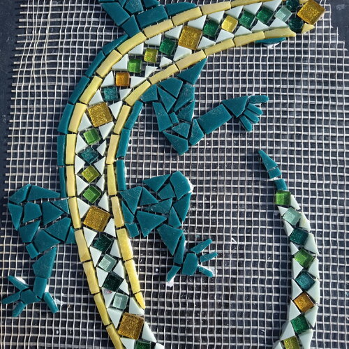 Salamandre en mosaïque fait main – décoration murale vert et or – art animalier en verre – création artisanale unique