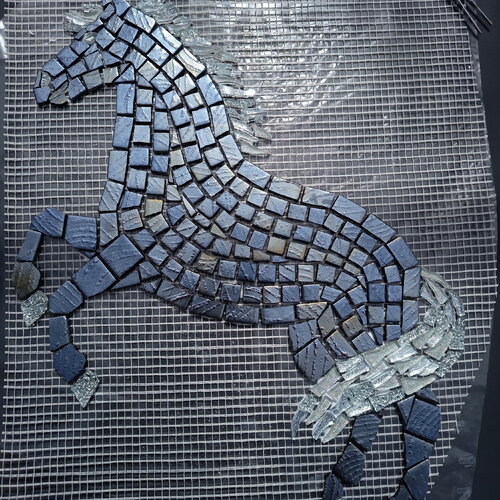Cheval en mosaïque fait main – décoration murale en verre gris argent – art animalier – création artisanale unique