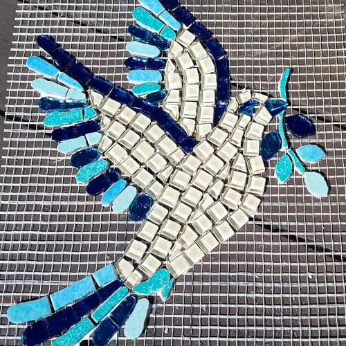 Colombe en mosaïque bleue fait main – décoration murale moderne en verre – oiseau artistique – cadeau original fait main