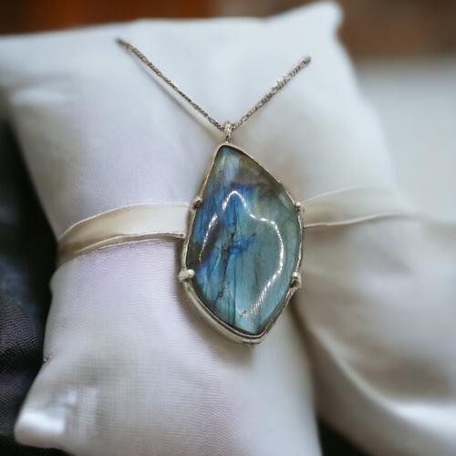 Pendentif en argent et labradorite – pierre forme larme