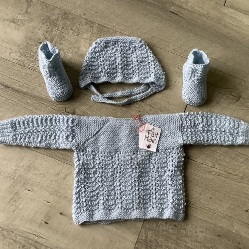 Petit ensemble brassière,bonnet,chaussons.