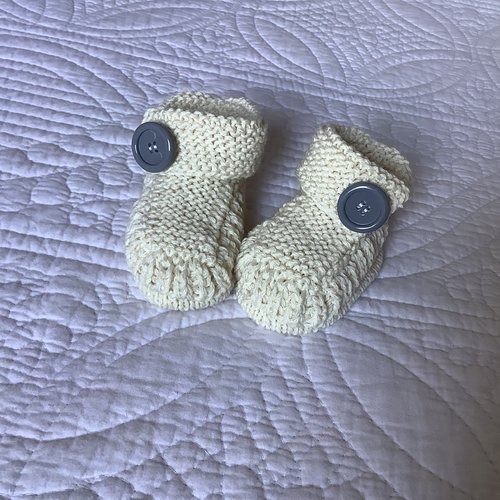 Chaussons pour bébé portant du 6 mois en taille.