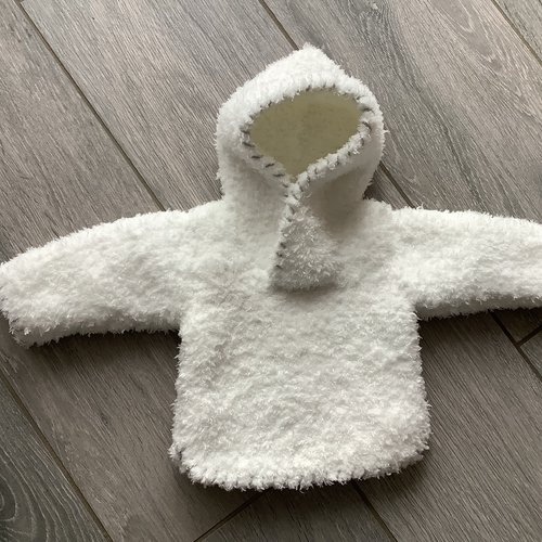 Pull à capuche tout doux en taille 1 mois.