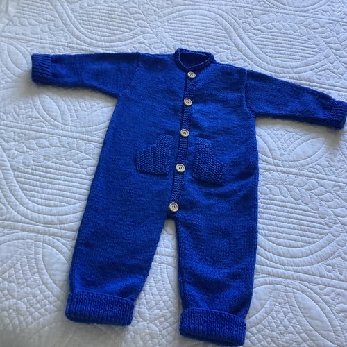 Combinaison bleu en taille 12-18 mois.