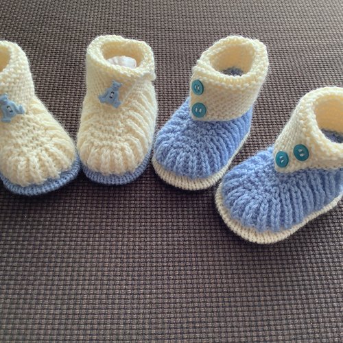 2 paires de chaussons du même style.