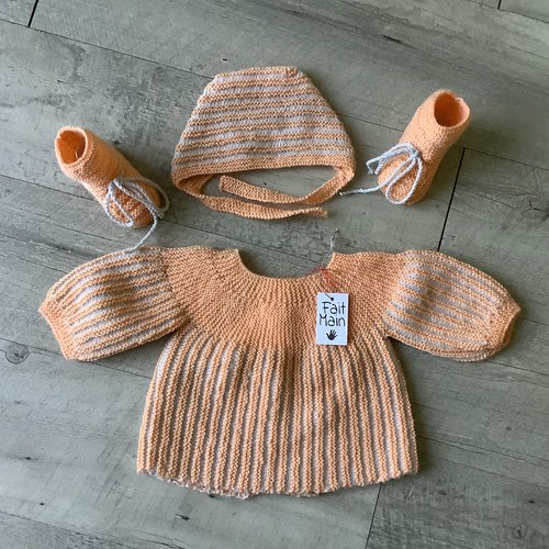 Ensemble brassière,chaussons, bonnet