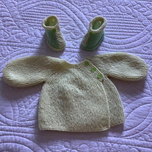 Brassière et ses chaussons.taille:naissance