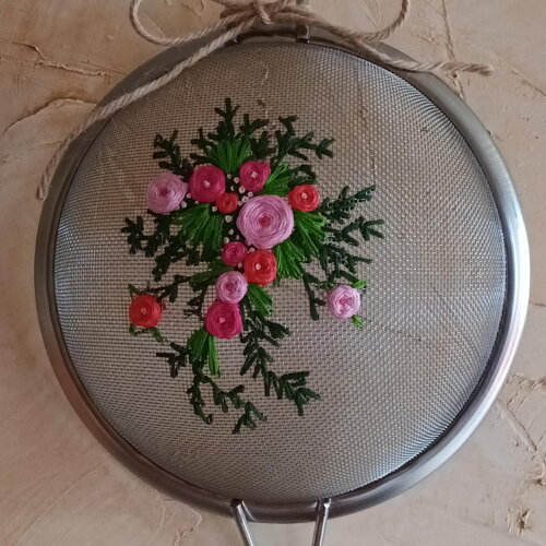 Passoire décorative brodée à la main - bouquet de roses