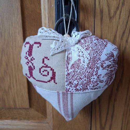 Coeur brodé lettre l