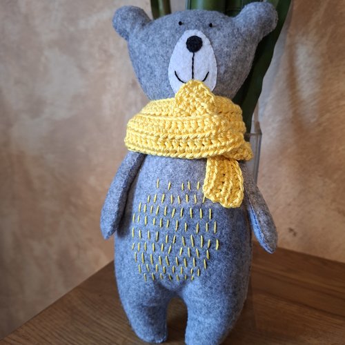 Ours gris et jaune brodé à la main