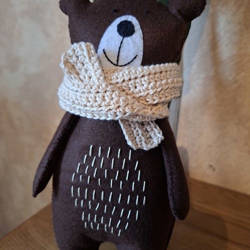 Ours marron et beige brodé à la main