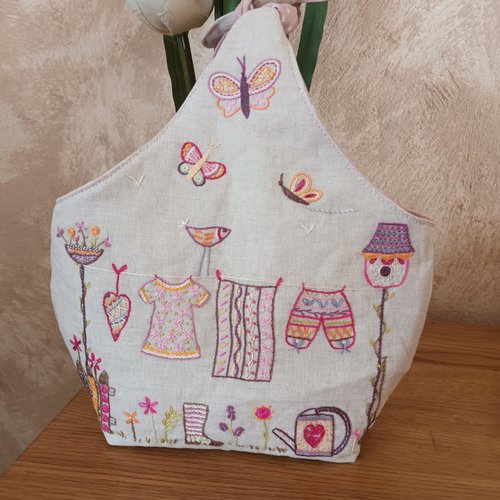 Panier à pinces à linge brodé