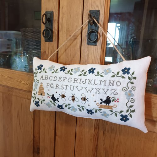 Coussin à suspendre abécédaire abeilles