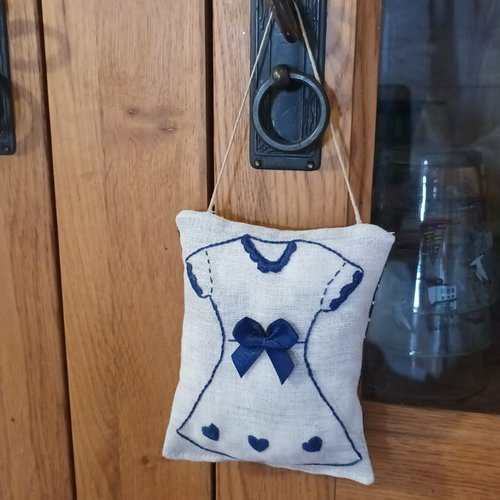 Coussin de porte petite robe