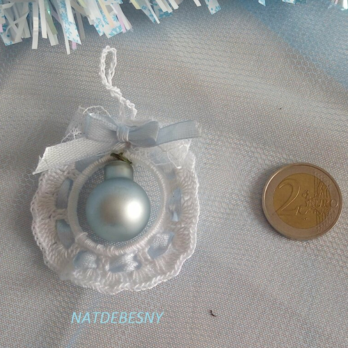 Petite boule de noël  bleu pastel et blanc