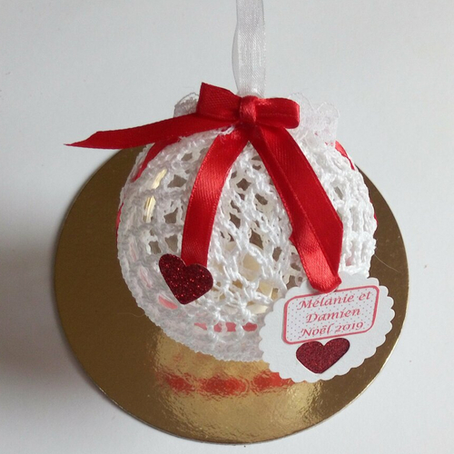 Boule de noël notre premier noël blanc et rouge au crochet