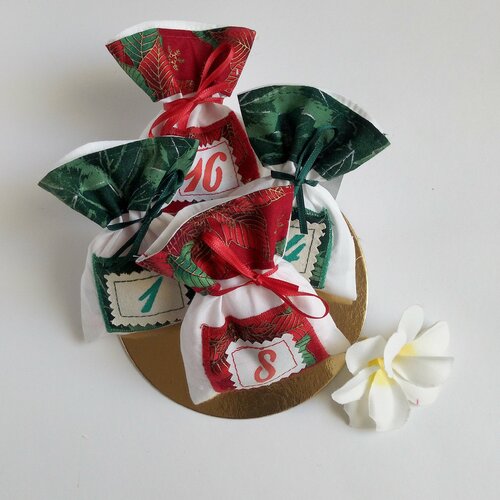 Calendrier de l'avent rouge et vert en tissu