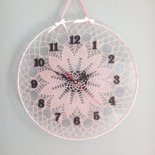 Horloge murale rose au crochet