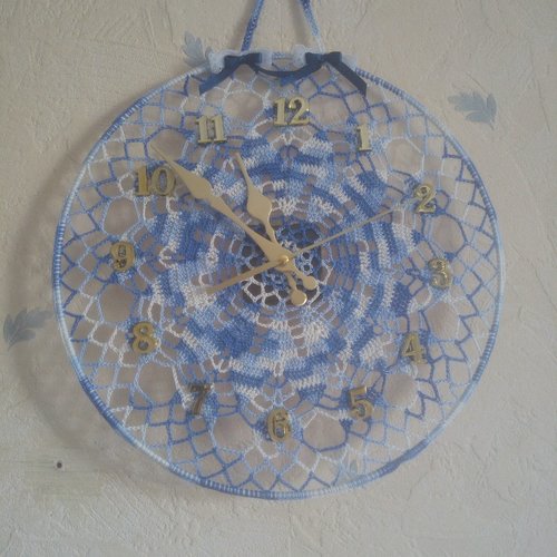 Horloge murale bleue et blanche au crochet
