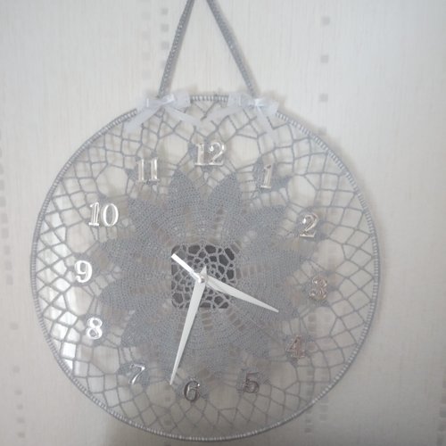 Horloge murale grise au crochet