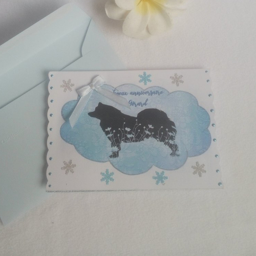 Carte d'anniversaire personnalisée bleue avec un chien samoyède