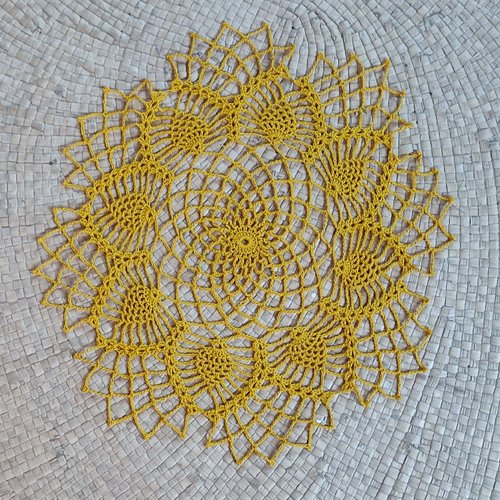 Napperon au crochet diamètre 30 cm jaune moutarde