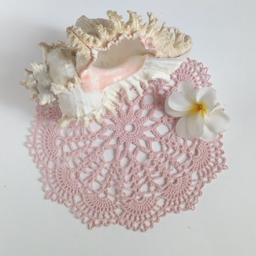 Napperon au crochet rose 22 cm