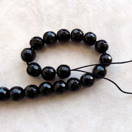 Perles d'agate noire à facettes 8 mm - pierre fine. (x5)