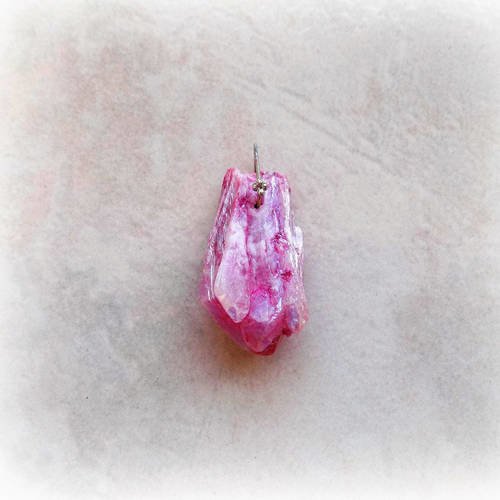 Cristal quartz forme libre rose 41 mm - hauteur avec bélière.