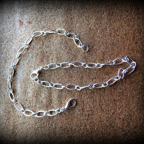 Bracelet 17,5 cm en chaîne fantaisie argent - maillons forçat ovales ciselés - fermoir menotte.