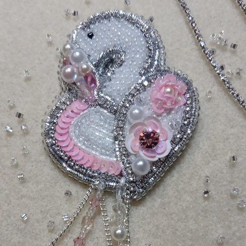 Broche cygne  brodée - 5,5cm x 7cm