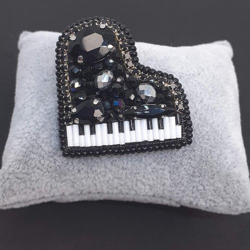 Broche piano noir