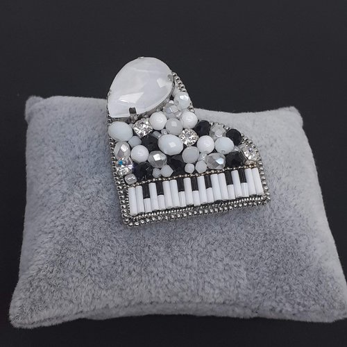 Broche piano blanc