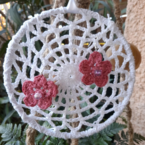 Boucles d'oreilles  fleur rose  en coton  et perle cristal,faite  au crochet