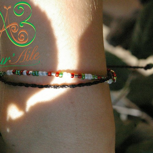 Alix *bracelet fin fils macramé noir, réglable et petites perles vert, rouge et blanche style boho