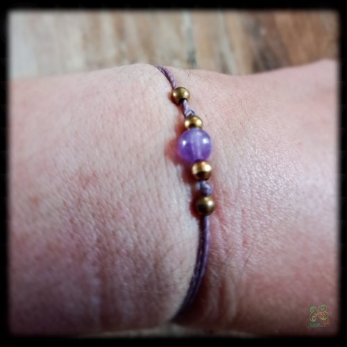 Amanda*bracelet minimaliste macramé améthyste, perles laiton et couleur violette style boho