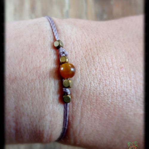 Ysée*bracelet minimaliste macramé oeil de tigre, perles laiton carré et couleur violette style boho