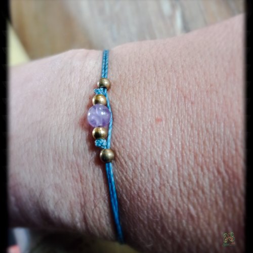 Lynn*bracelet minimaliste macramé améthyste, perles laiton et couleur bleu gris style boho