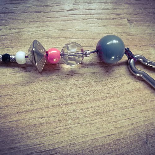 Emma*porte clés grosse perle grise et violet, perle métal