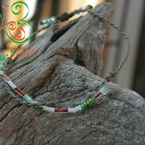 Elisa *bracelet fin fils macramé vert, réglable et perles vertes, blanche et longue rouge style boho
