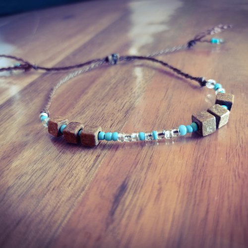 Laura * bracelet bois carré, perles blanches et bleu style boho