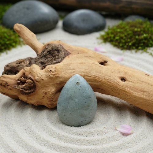 Pendentif naturel forme goutte en labradorite grise