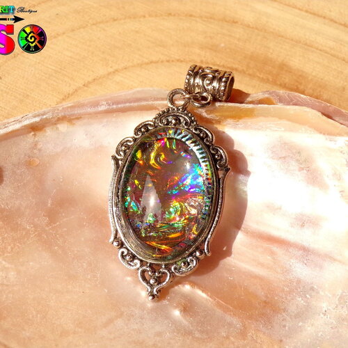 Pendentif ovale ciselé en alliage tibétain et cabochon en verre coloration artisanale multicolore iridescent - pendentif artistique unique