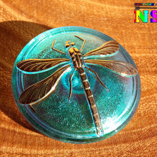 Grand bouton rond de 4.5 cm (&quot;1.77) cristal tchèque bleu turquoise reflets améthyste -bouton motif libellule relief or 24k- précieux couture