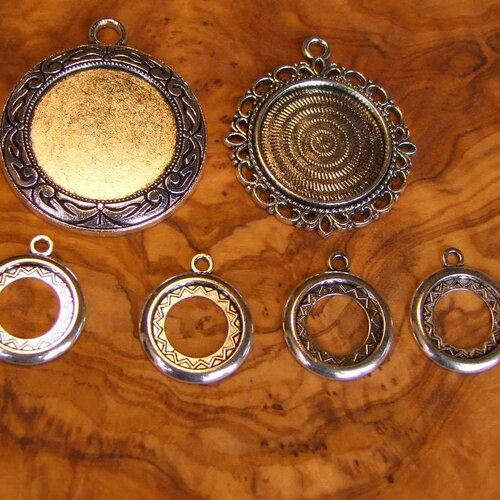 6 pendentifs supports cabochons rondss en alliage tibétain argent vieilli pour cabochons 1 de 2.7 cm à 3 cm, 1 de 2.5 cm  et 4 de 16 mm