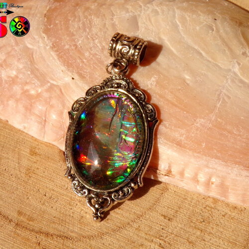 Pendentif ovale ciselé en alliage tibétain et cabochon en verre coloration artisanale multicolore iridescent - pendentif artistique unique