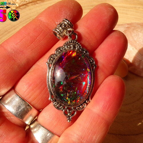 Pendentif ovale ciselé en alliage tibétain et cabochon en verre coloration artisanale multicolore iridescent - pendentif artistique unique