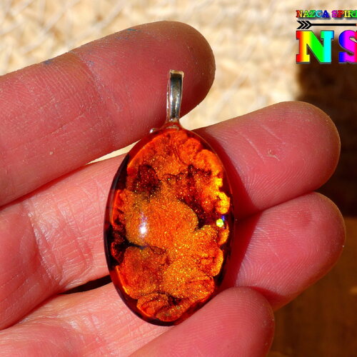 Pendentif artisanal de 4 cm (&quot;1.57) de long - cabochon ovale fait main coloration artisanale - couleur ambre orange et or - bélière argentée
