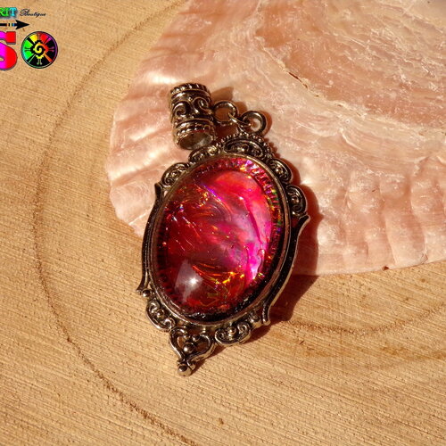 Pendentif ovale ciselé en alliage tibétain et cabochon en verre coloration artisanale multicolore iridescent - pendentif artistique unique